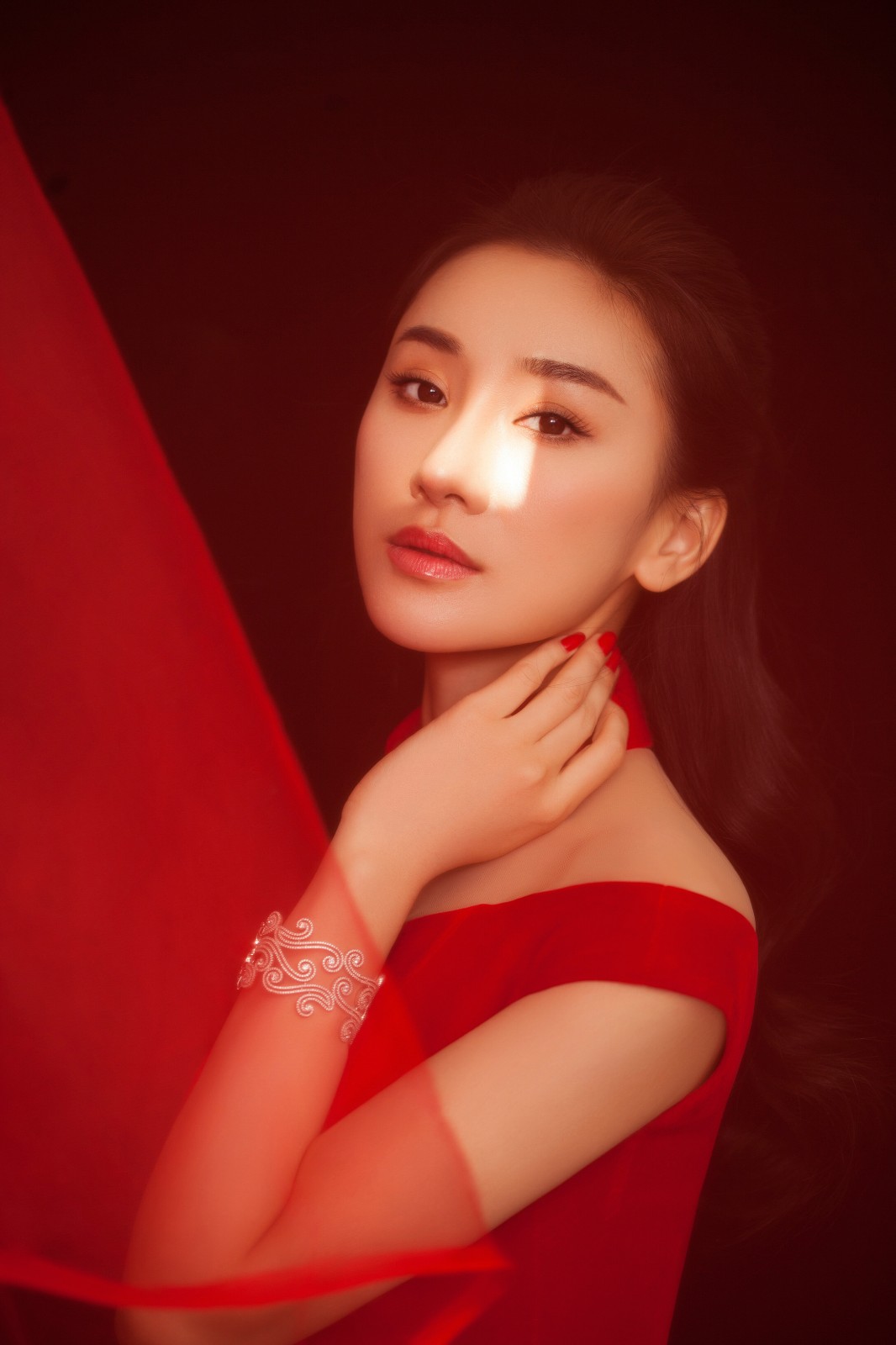 《人怕出名猪怕壮》大年初五爆笑上映 朱子岩曝年味写真