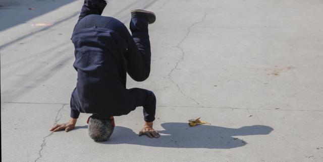 街头卖药的75岁农村老人,喝啤酒翻跟头身体倍棒!_图4