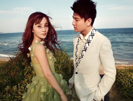 贾乃亮年夜饭桌露出女人红指甲被网友喷舔狗,堂姐回应,手是她的