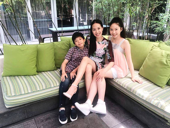 甄子丹妻子汪诗诗与女儿甄济如与儿子甄济嘉.