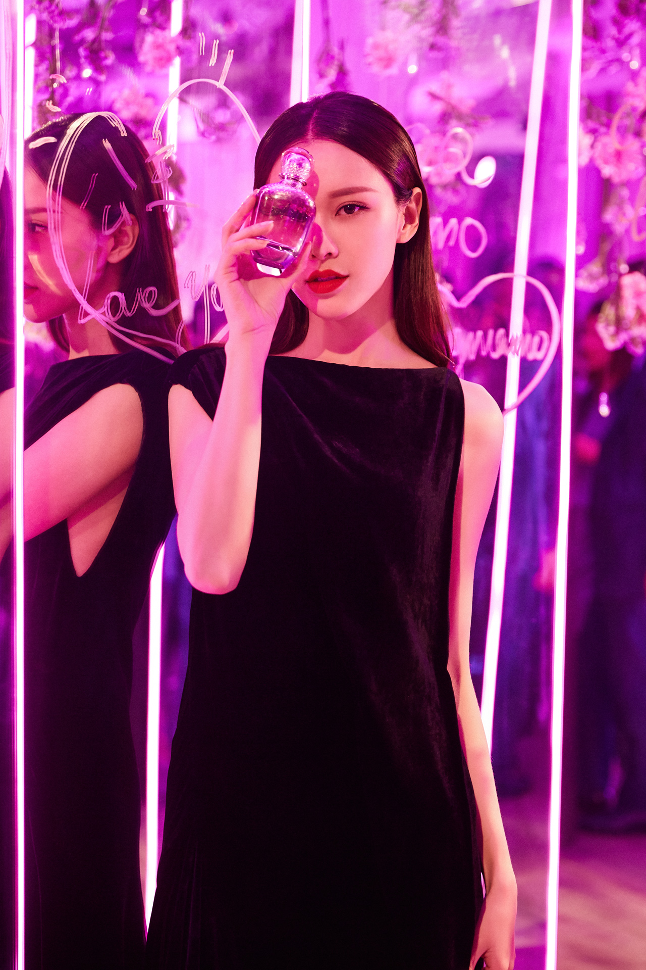 黄一琳现身菲拉格慕女士香水新品发布会红毯 简约小黑裙吸睛