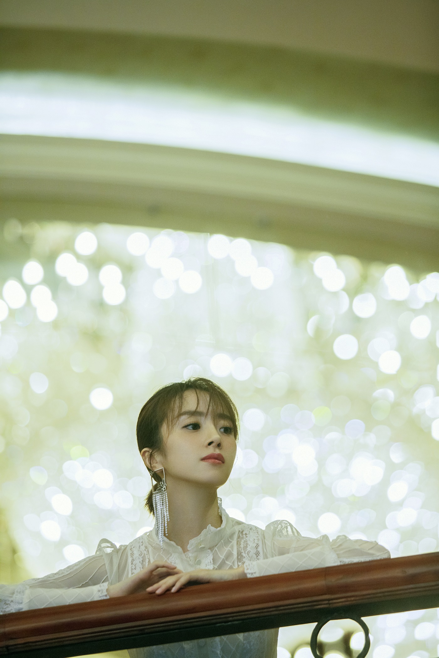 胡冰卿为《艳势番》站台 精致优雅展新青年气质