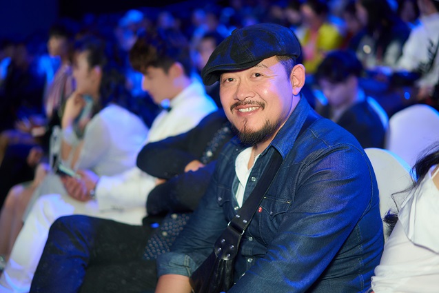 演员张继南出席国际时装周牛仔随性风成焦点