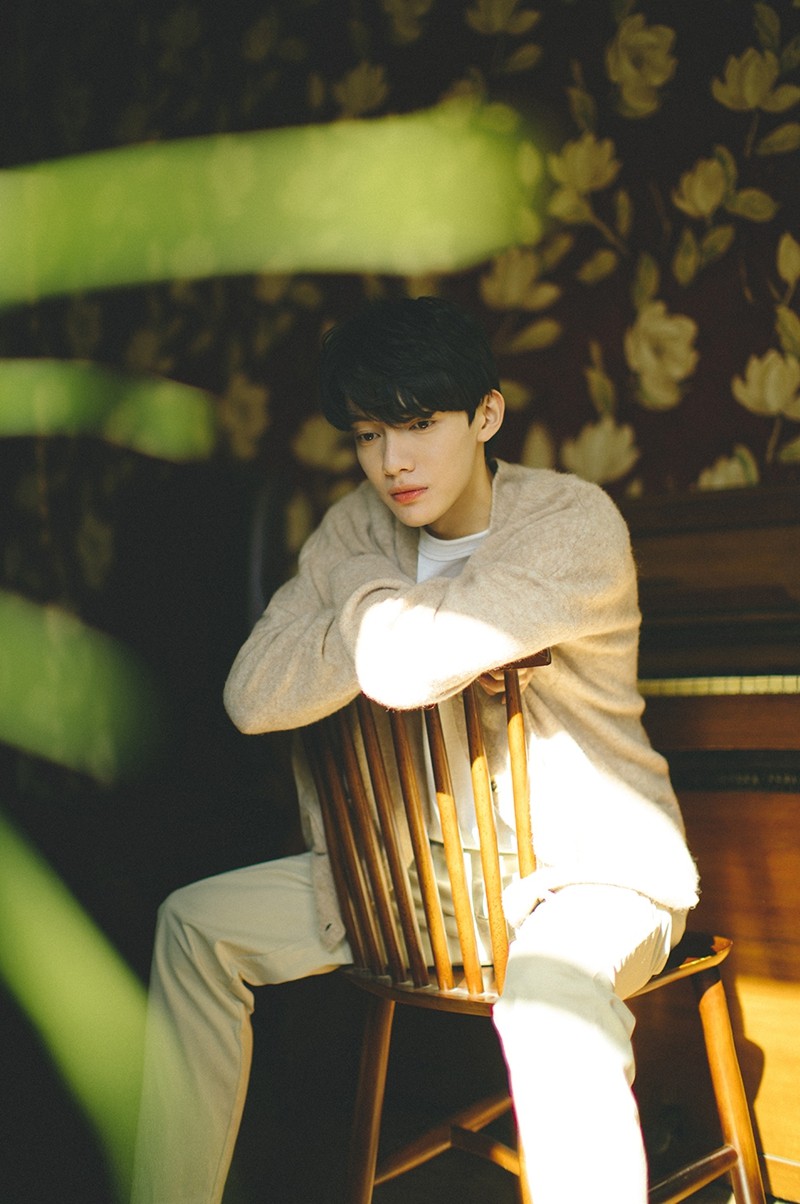 李逸男温暖日系写真曝光沉静温柔气质尽显