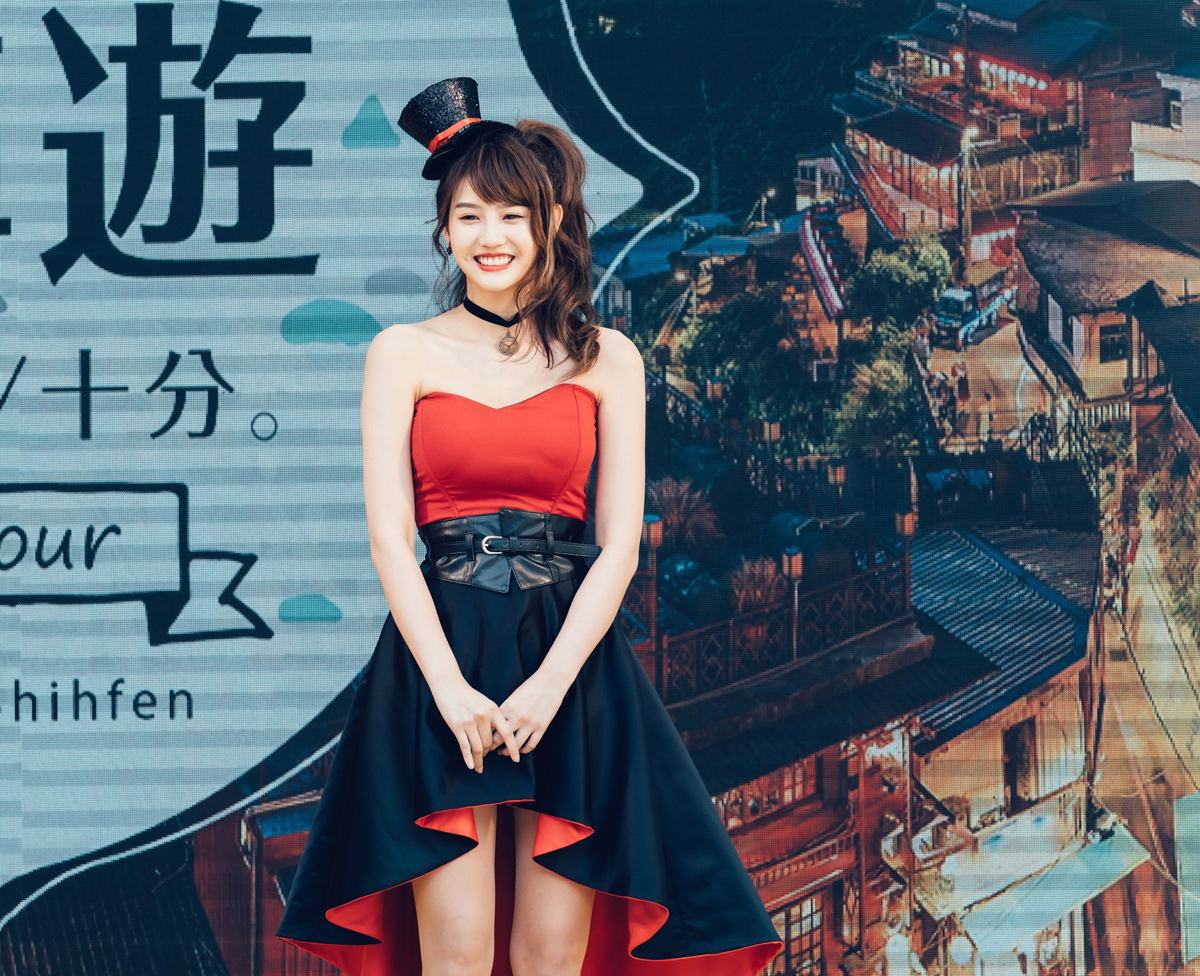 朱主爱出席活动从魔术箱现身 现场透露新歌计划 -- 眼界，放眼世界