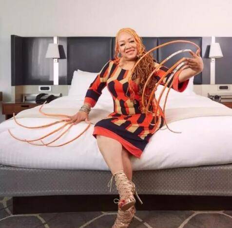 最奇葩的8大世界纪录60岁女子长达23年不剪指甲