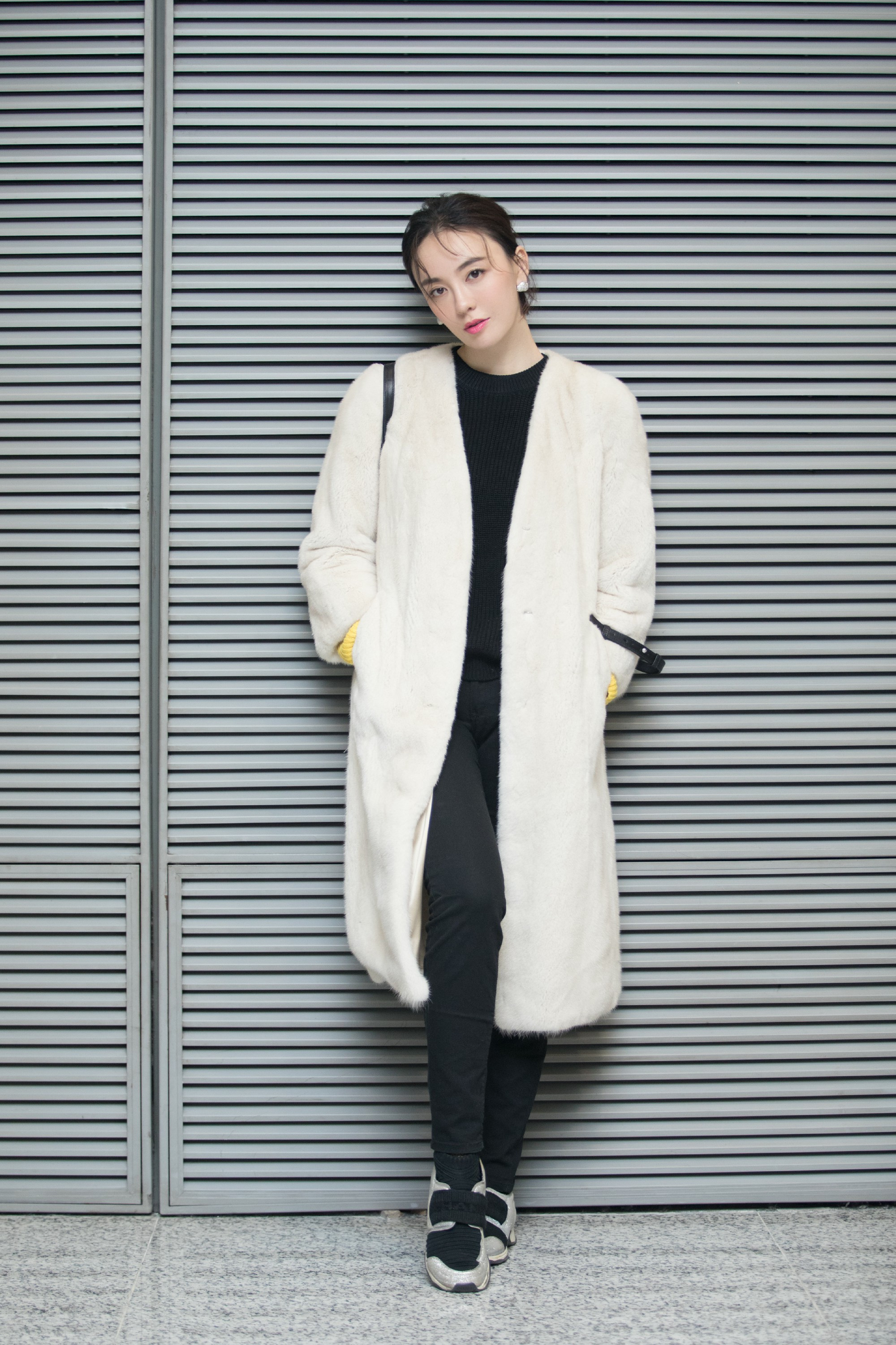 近日,人气女星吕佳容身穿白色貂皮大衣,内搭黑色针织衫以及休闲裤,扎