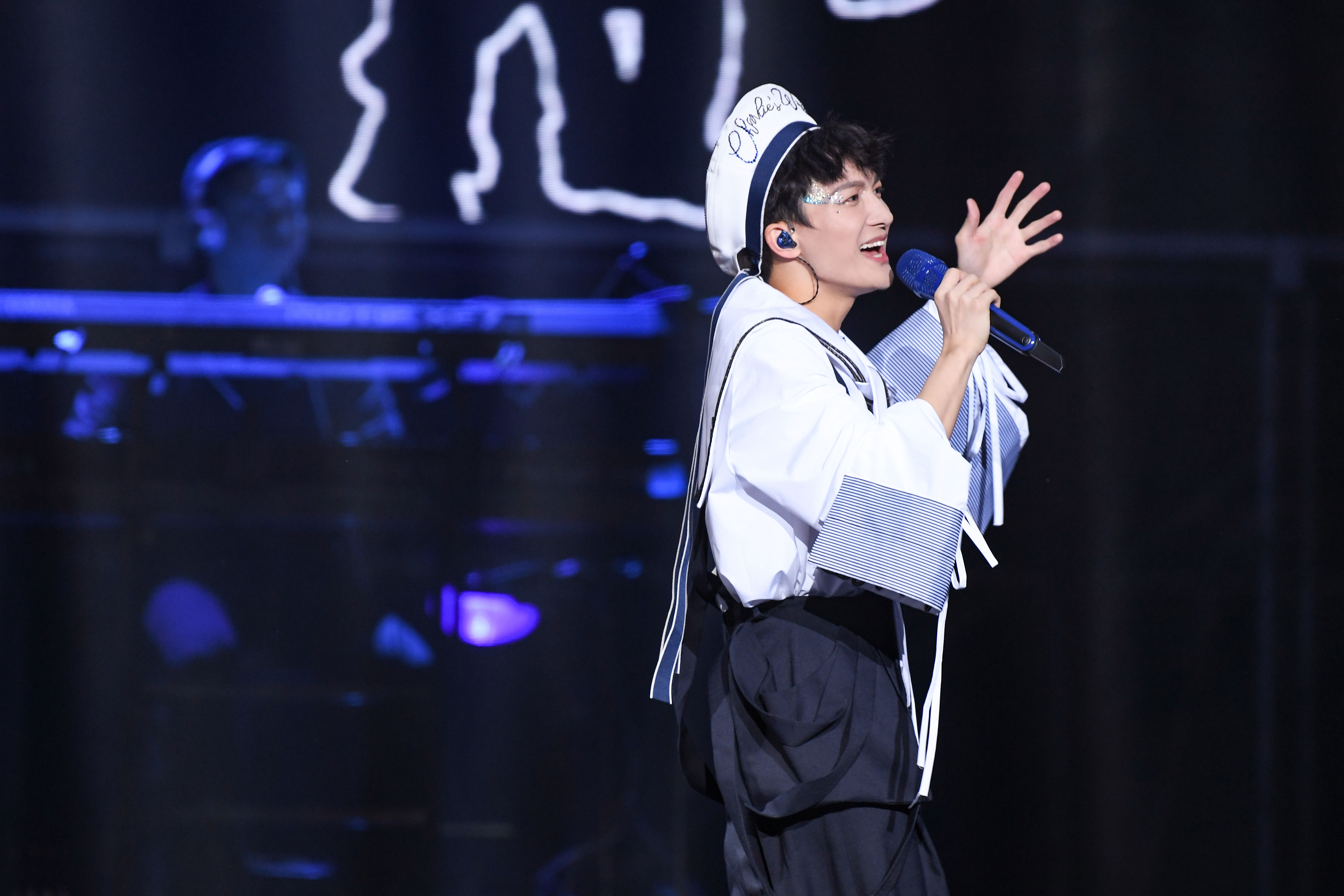 周深挑战全新曲风彰显无限可能 "c-929星球"巡演深圳站即将到达