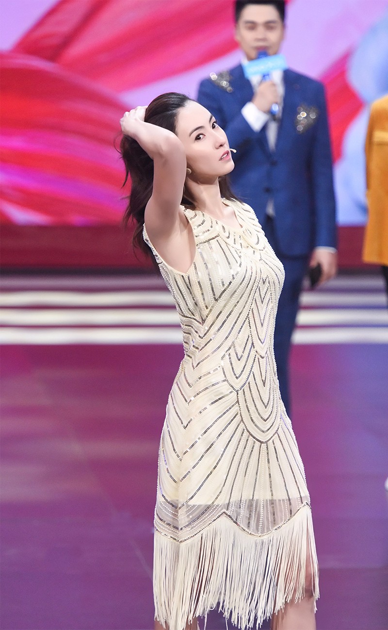 张柏芝王牌对王牌时尚t台秀气场全开裸背惊艳