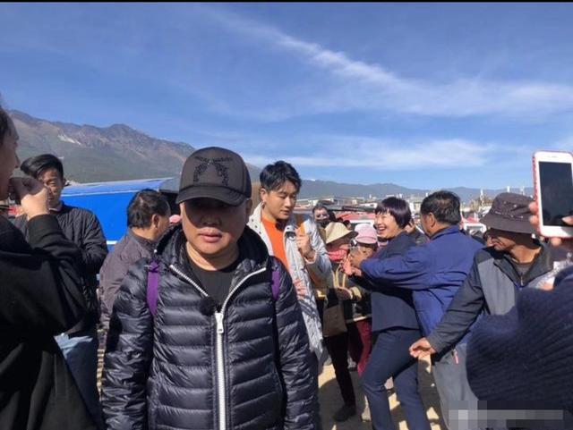郭德纲佟大为孟非录综艺支烧烤摊太逗，开粉皮卡载金晨出行超吸睛