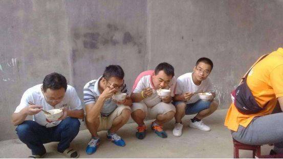 欧美人不会"蹲",被看做是亚洲人的神技,还出了一套教程