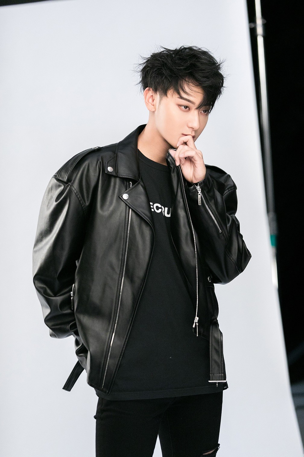 硬朗风黄子韬完美演绎机车皮衣质感升级