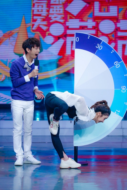 赖雨濛游戏环节施展别样魅力 网友:很机智在脑力组词