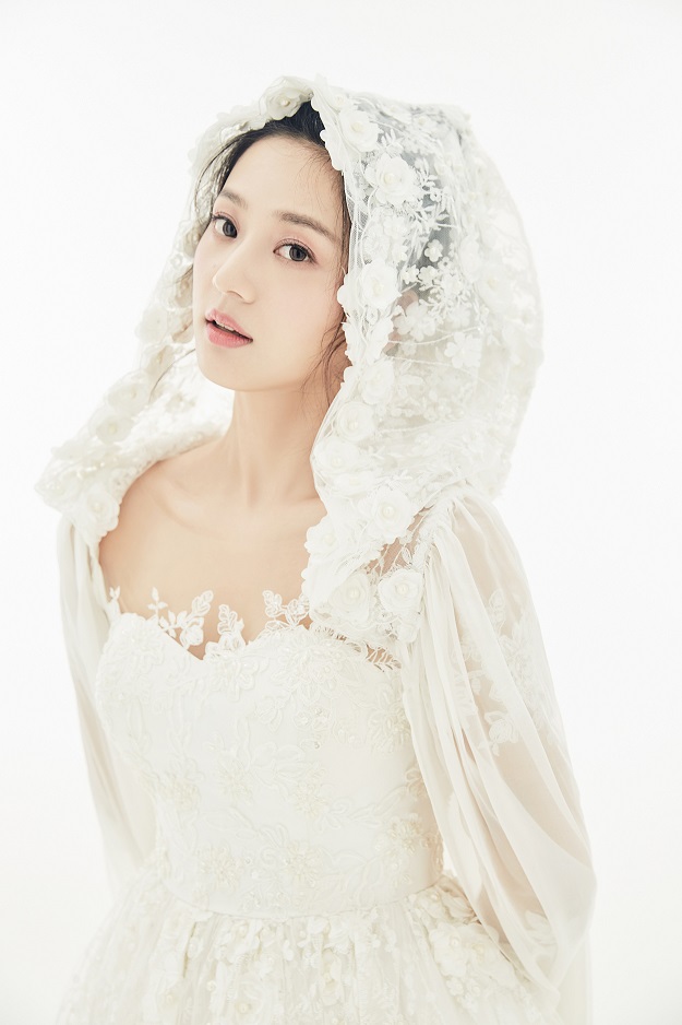 新生代小花唐本身披微纱白袍宛若花中仙子