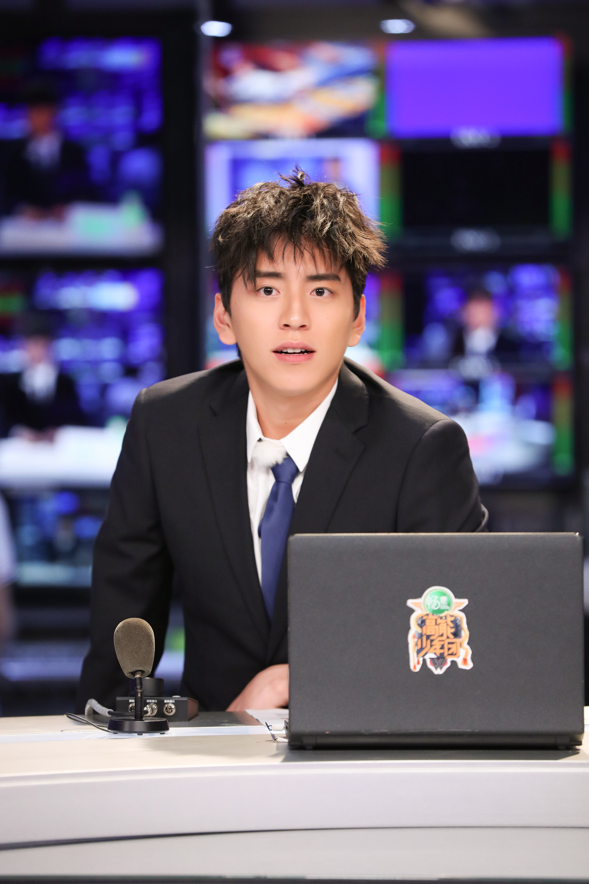 王大陆挑战新闻播报校园男神回归撩拨少女心