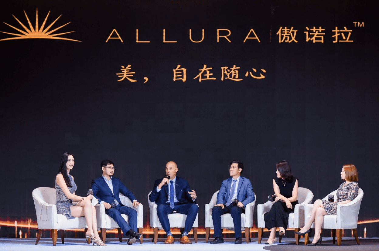 歌手吕晶出席傲诺拉女王盛典 跨界主持分享爱美主张 - 360娱乐,你开心