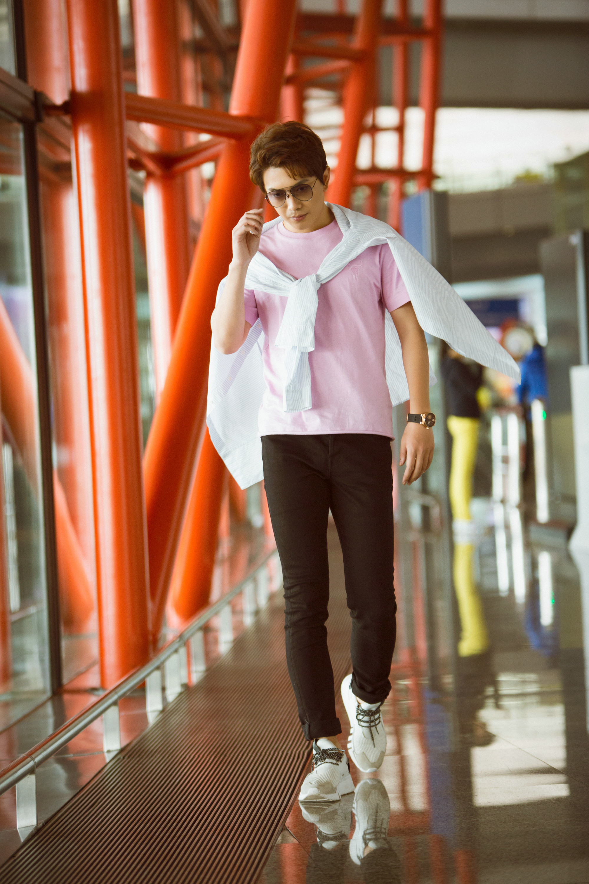 李亭哲变身小哥哥奔赴上海拍摄新剧海上繁花下半年将播