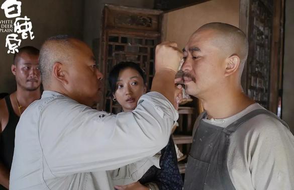 这部大牌如云的新电视剧，又能见到张嘉译大叔霸气的走路姿势了