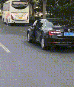 爆笑GIF: 一辆好好的车被撞成这样 - 360娱乐,你开心就好