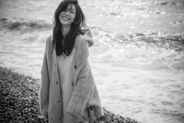 29岁大表姐刘雯晒自己沙滩黑白照照片中的她显得特别的柔美