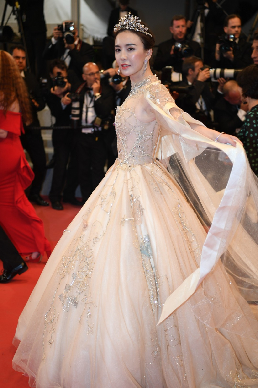 宛若女王吕佳容身着古典皇室礼服亮相戛纳电影节