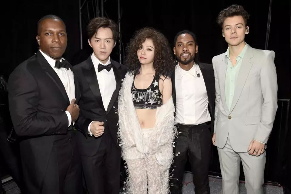 表演嘉宾有harry styles,miguel和 leslie odom jr.