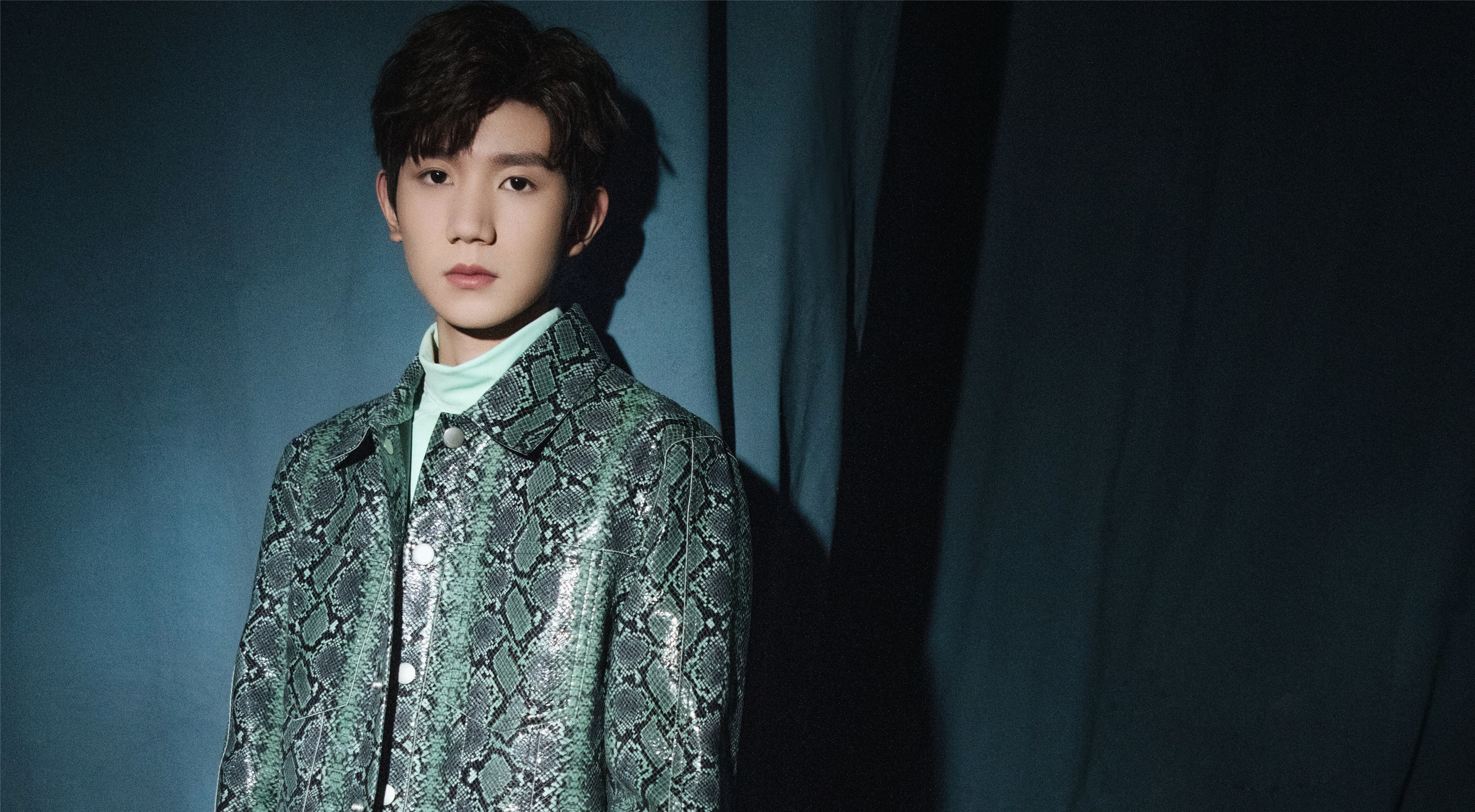 王源优雅亮相巴黎时装周大胆撞色营造独特复古质感