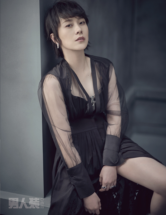 海清登《男人装》封面 白衬衫半露香肩演绎高级性感
