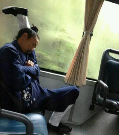 搞笑GIF：自从男厕所从新设计后，清洁大妈每天就开始抱怨了 - 360娱乐，你开心就好