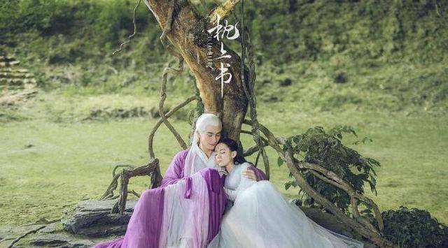 迪丽热巴疑似地下情曝光，机场被拍低调回京，匆匆离开