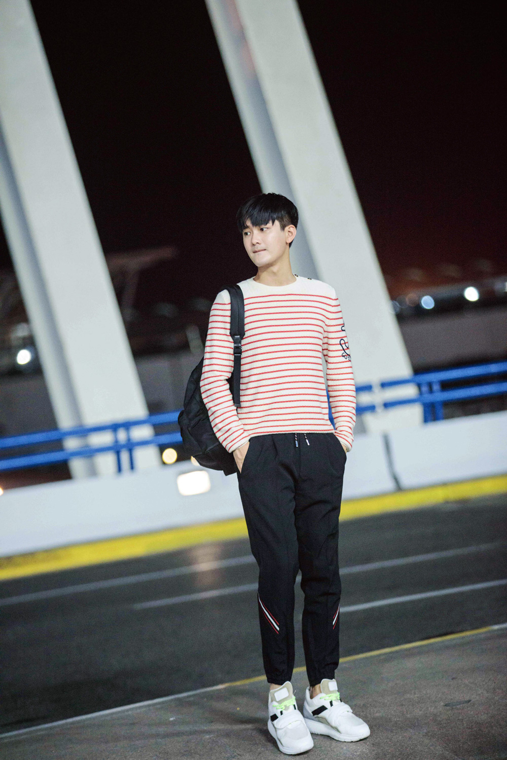 熊梓淇出发米兰时装周 温暖舒适上演简约时尚