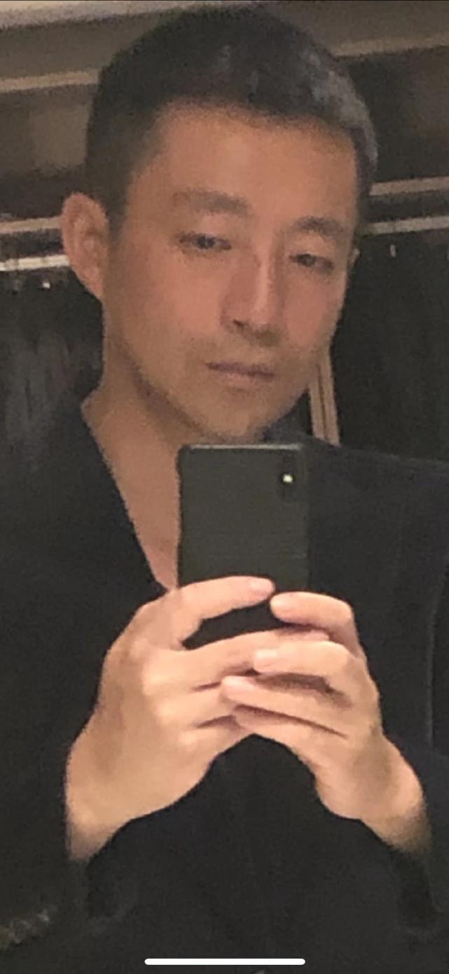 妻子不在家，汪小菲深夜独自买醉，家里乱成一团糟，衣裤到处乱放