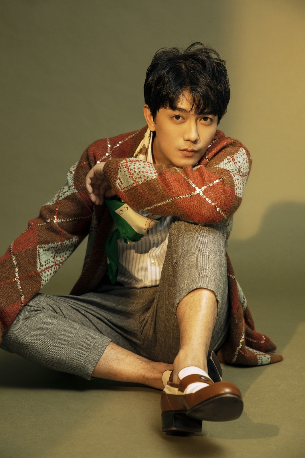 李亭哲曝圣诞写真随性惬意展艺术绅士气质