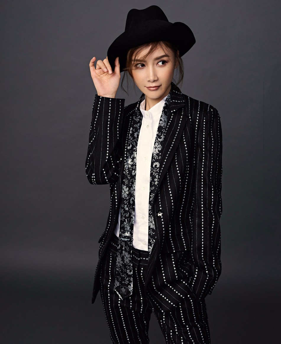 徐立潮范西装大片曝光气质高冷尽显帅气女人味