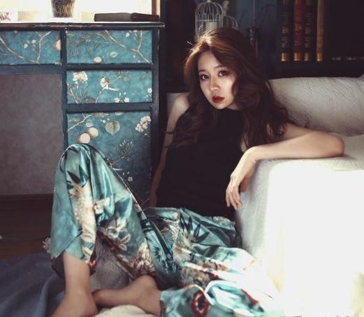 比如日前大火的冯提莫参加了《天天向上》,《异口同声》,差点成为了