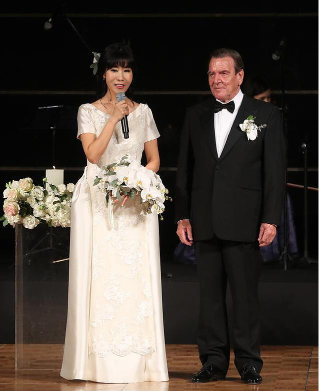 受邀名单里发现了黄奕前夫华尔街金融天才姜凯携妻子许涛芳也出席了