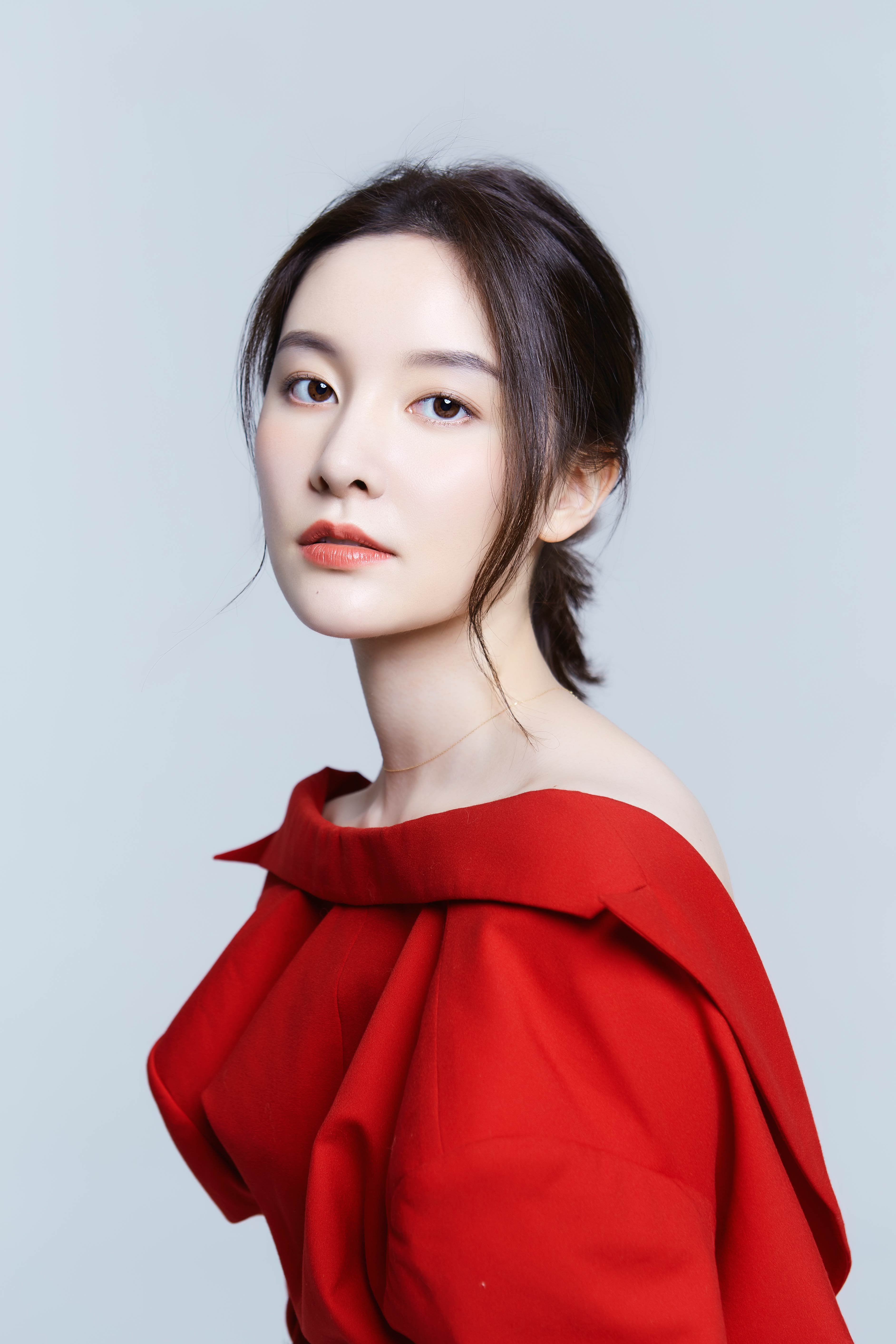 崔心心魅力大片曝光 《我心深触》郑小珍持续"高能"