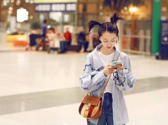 年轻,满脸的胶原蛋白,即使是随便扎个如此无语的冲天羊角辫