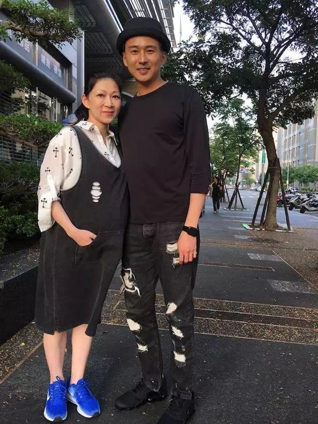 46岁颜嘉乐挨百针后怀孕现顺利生下龙凤胎,丈夫狄志杰哭了