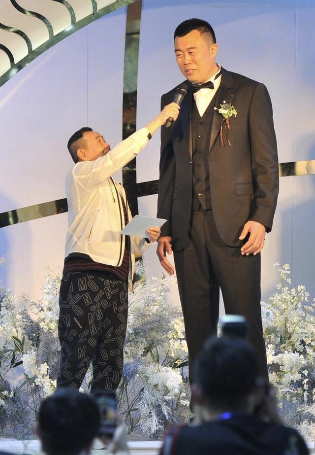 潘长江现身球星韩德君的婚礼父子再次同框上演最萌身高差