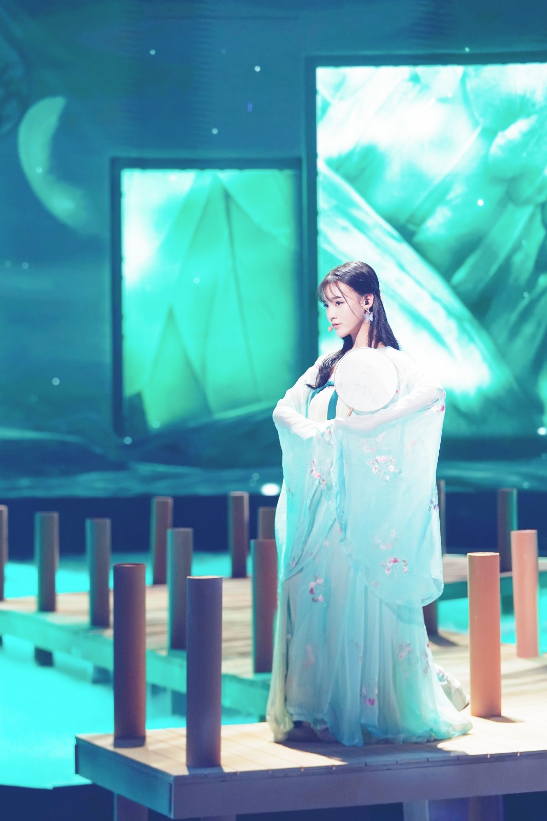 曾雪瑶献演《扬州姑娘》 轻衣罗扇展古典美