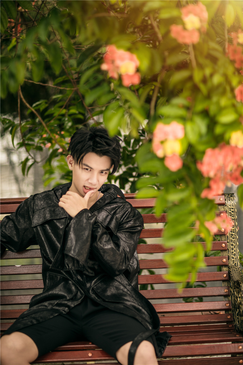 柏辰写真清新俊朗 低眉浅笑暖意浓浓