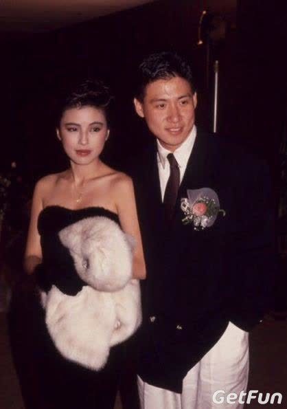 与刘德华截然不同,"四大天王"中的歌神张学友是结婚最早的,婚后为了