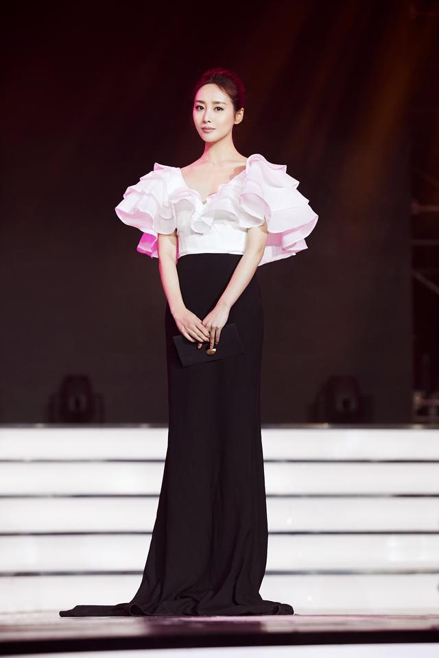 李纯出席小资风尚盛典演绎黑白复古时尚,回应《如懿传》档期传闻 - 360娱乐,你开心就好