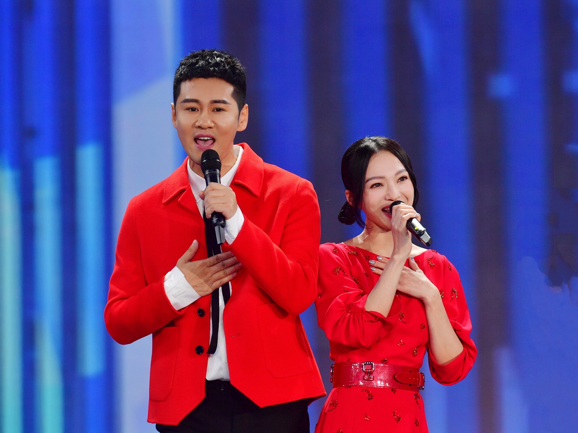登上春晚舞台,与著名歌唱艺术家廖昌永,斯琴格日乐,冯瑞丽联袂献唱