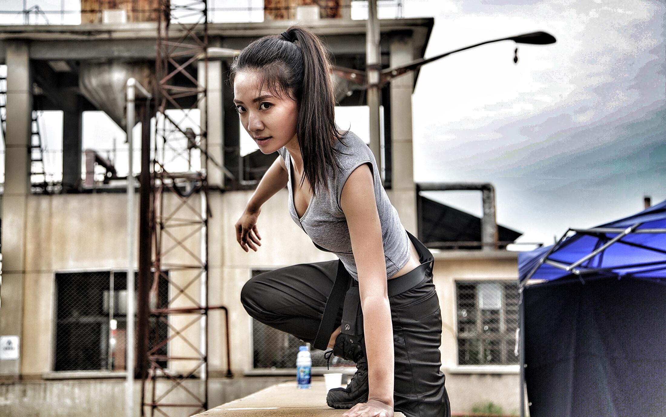 铁血娘子石雨晴佣兵的战争与角色合二为一