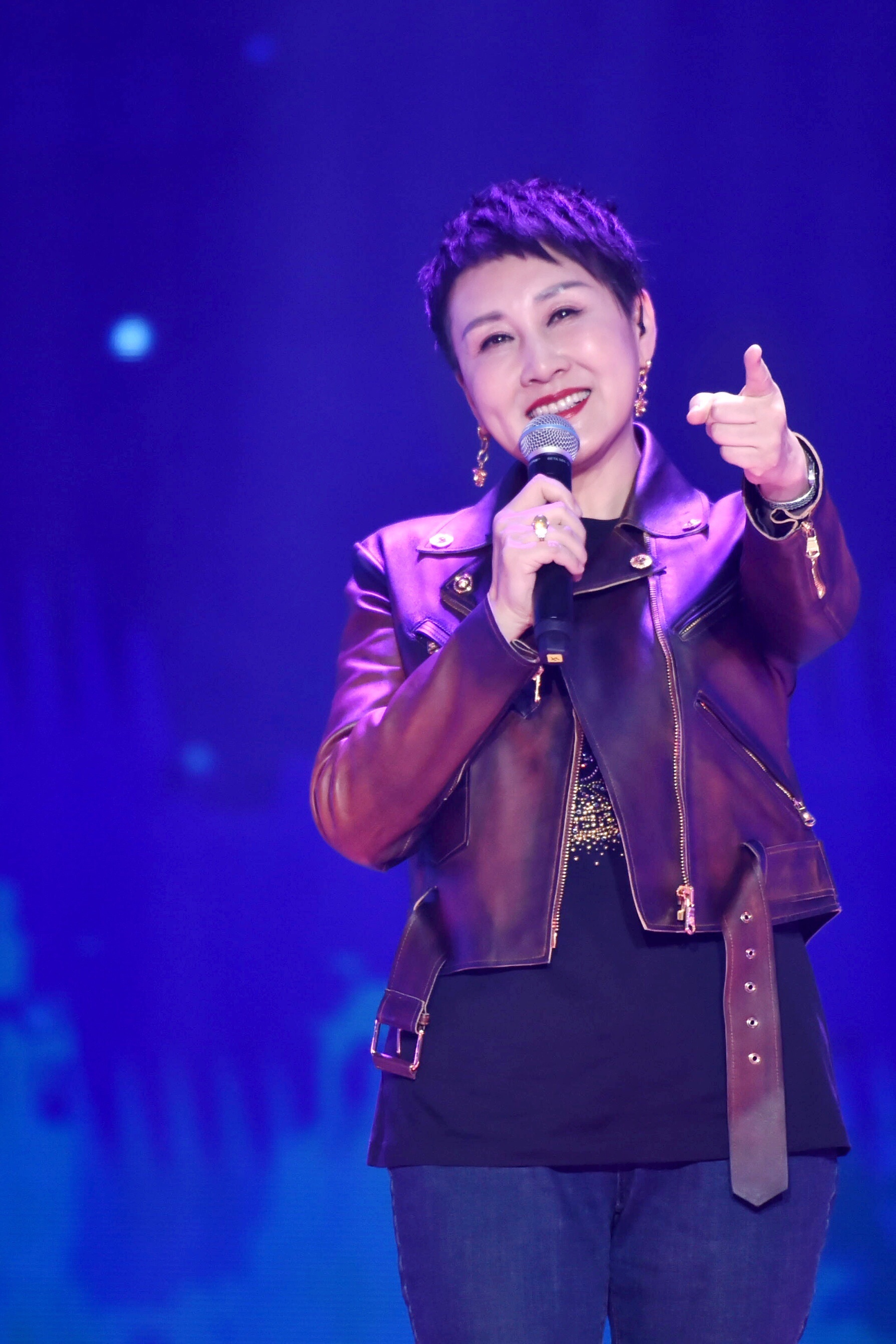 当被主持人问到凯丽对未来女婿的要求,凯丽认真的说,"最重要的是脾气