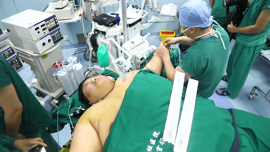 【生命缘】今日21:18播出《千里生子求医路&540斤的家庭战争》