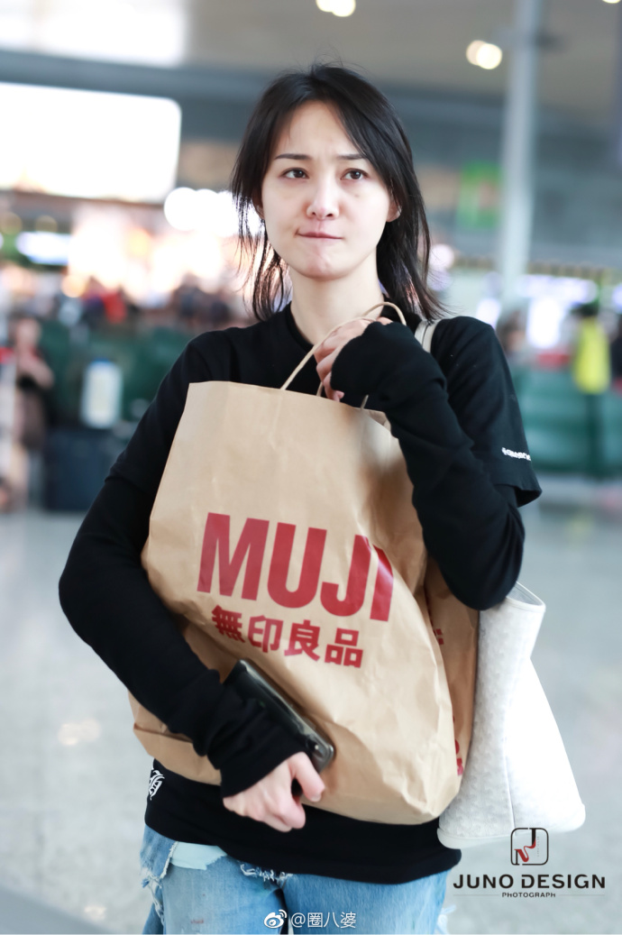 郑爽素颜现身上海机场显出脸上痘印学生妹造型清纯可爱