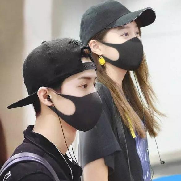 鹿晗关晓彤又戴情侣围巾别以为都是情侣款搞不好是俩人换着穿